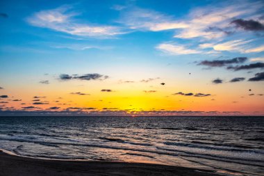 Denizin üzerinde güzel bir gün batımı