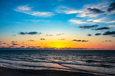 Khao lak plajında gün doğumu