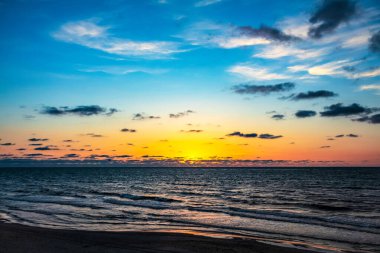 Denizin üzerinde güzel bir gün batımı