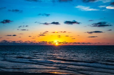 Denizin üzerinde güzel bir gün batımı