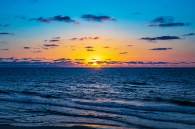 Akşamları okyanusun üzerinde gün batımı. Güzel deniz. Rahatlama, rahatlama, tatil, rahatlama kavramı.