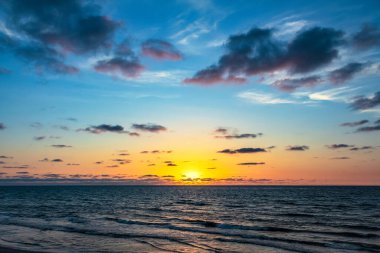 Sahilde gün batımı