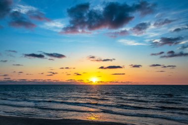 Denizin üzerinde güzel bir gün batımı