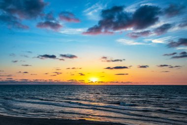 Denizin üzerinde renkli gün doğumu