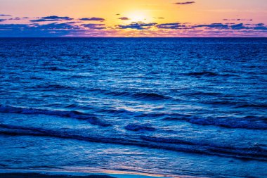 Denizin üzerinde güzel bir gün doğumu