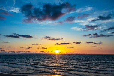 Baltık denizinde gün batımı, güzel günbatımı gökyüzü