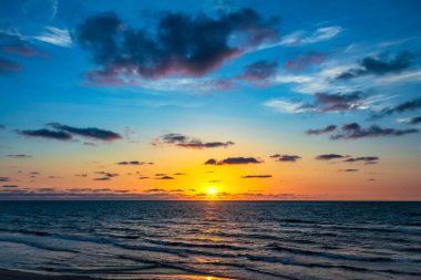 Baltık Denizi 'nde gün batımı.