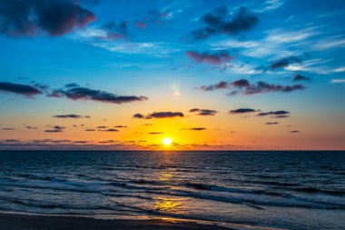 Denizin üzerinde güzel bir gün batımı