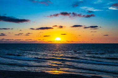 Denizin üzerinde güzel bir gün batımı