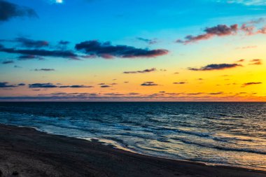 Sahilde güzel bir gün batımı