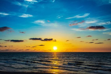 Denizin üzerinde gün batımı