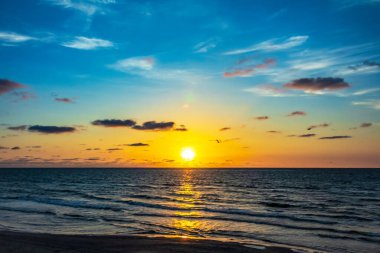 Denizde güzel bir gün batımı