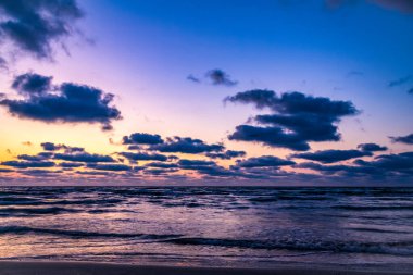 Denizin üzerinde güzel bir gün batımı