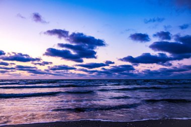 Denizin üzerinde gün batımı