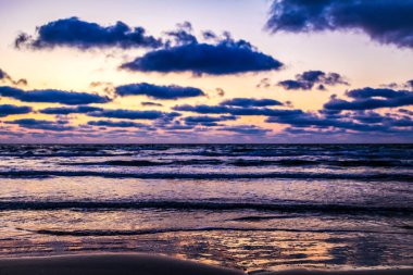 Denizin üzerinde güzel bir gün batımı