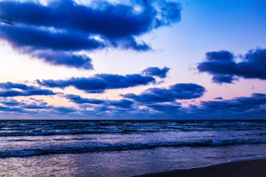 Denizin üzerinde gün batımı