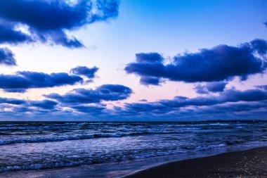 Denizin üzerinde güzel bir gün batımı. Doğa