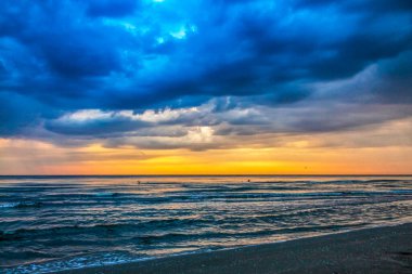 Denizin üzerinde güzel bir gün batımı