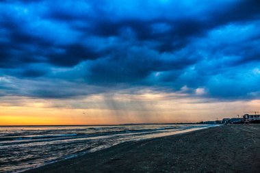 Denizin üzerinde güzel bir gün batımı