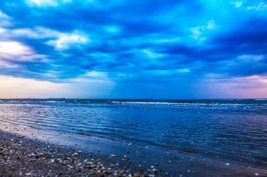 Denizin üzerinde güzel bir gün batımı