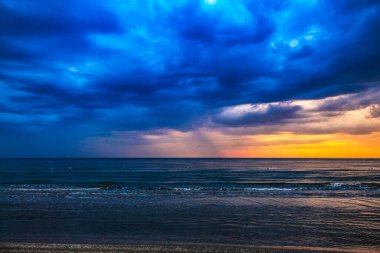 Denizin üzerinde güzel bir gün batımı