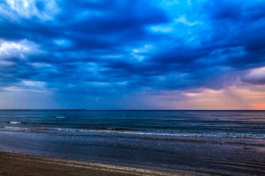 Denizin üzerinde güzel bir gün batımı