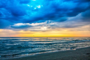 deniz üzerinde fırtına bulutları