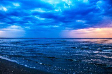 Denizin üzerinde güzel bir gün batımı