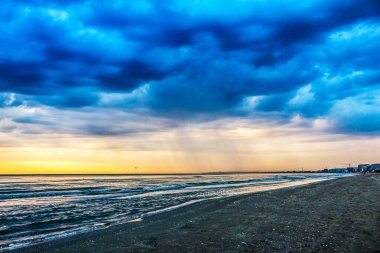 Baltık Denizi üzerinde dramatik gün batımı. Polonya, Avrupa.