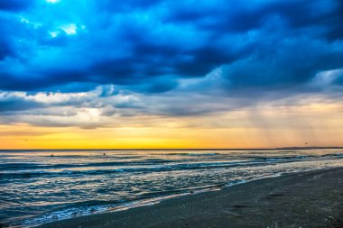 Sahilde gün batımı