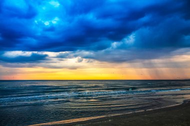 Denizin üzerinde güzel bir gün batımı