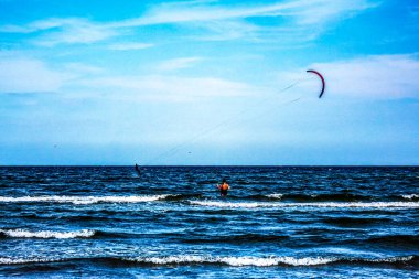 Güneşli bir günde, akşamları denizde uçurtma uçurmak..