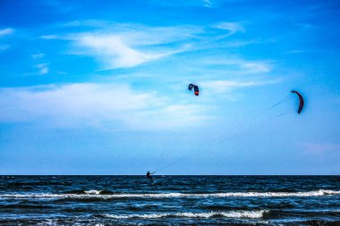 Denizde sörf yapan uçurtma