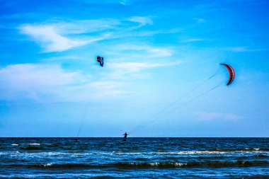 Denizde uçurtma sörfçüsü