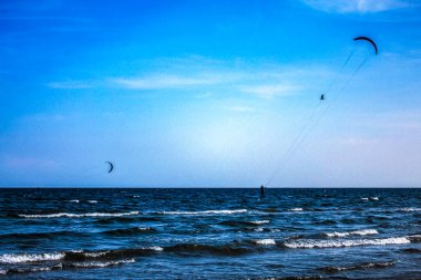 Denizdeki uçurtma sörfçüsü. Yukarıdan güzel bir manzara. yaz ve tatil