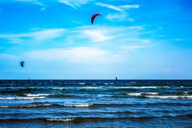 Mavi denizin arka planında rüzgar sörfü.