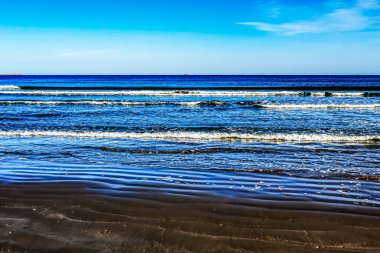Mavi su ve Atlantik Okyanusu dalgaları. Fas