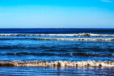 Dalgalar ve gökyüzüyle adanın güzel deniz kıyıları