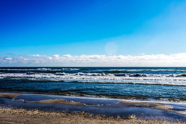 Mavi gökyüzü ve beyaz bulutlu güzel deniz plajı, yaz tatili ve tatil konsepti