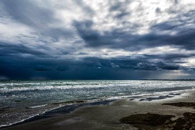 bulutlar ile fırtına deniz