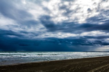 denizin üzerinde dramatik bulutlar
