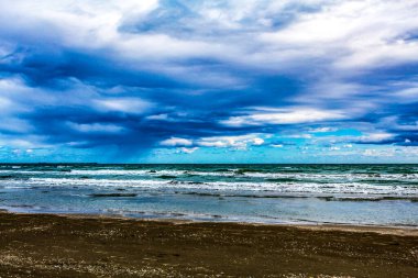 Deniz kıyısında fırtına bulutları