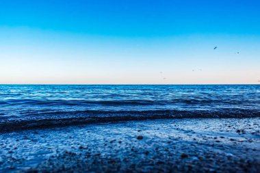 Beyaz kumlu mavi deniz, mavi gökyüzü ve beyaz bulutlar