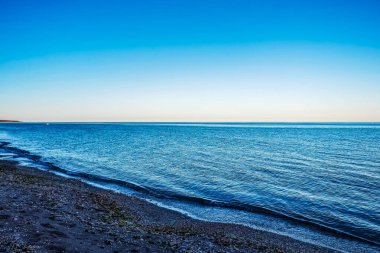 Baltık deniz kıyıları Sabah mavi gökyüzüyle.