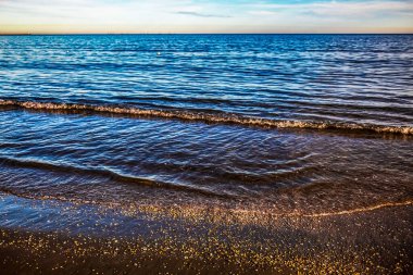 Güzel bir yaz akşamında baltık denizi, Letonya