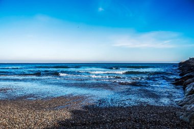Büyük taşları olan güzel deniz kıyıları