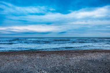 Sahildeki deniz dalgaları