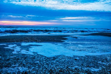 Deniz sahilinde güzel bir gün batımı