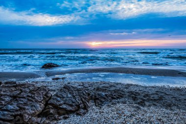 Denizin üzerinde güzel bir gün batımı