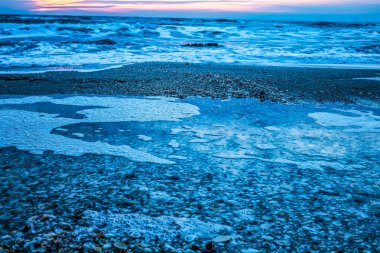 Akşam ışığında deniz dalgaları